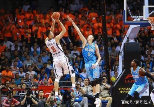 压哨引援的 压哨引援的